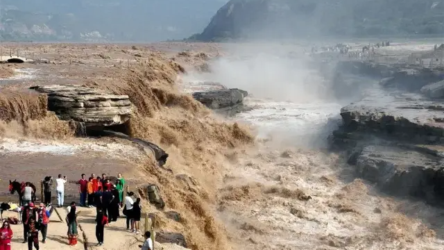 严防偷窥祖国山河？壶口瀑布两岸砌围墙遭游客吐槽，官方回应