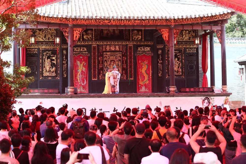 广东粤剧院走进佛山祖庙为游客献上文化大餐。
