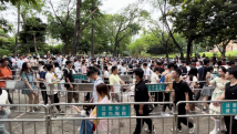 进入人从众模式!广州多个景区地铁站“飞站”限流 进入人从众模式!广州多个景区地铁站“飞站”限流