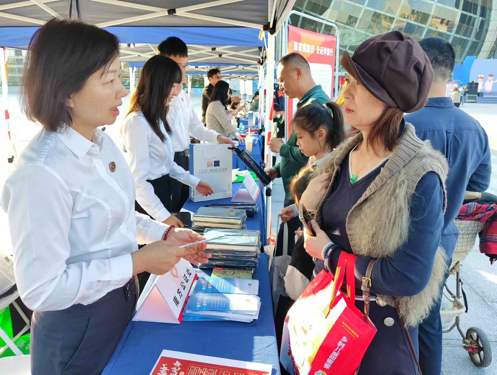 广东省广州市南方公证的普法宣传展区前，群众扫码回答法律问题，领取法律宣传资料