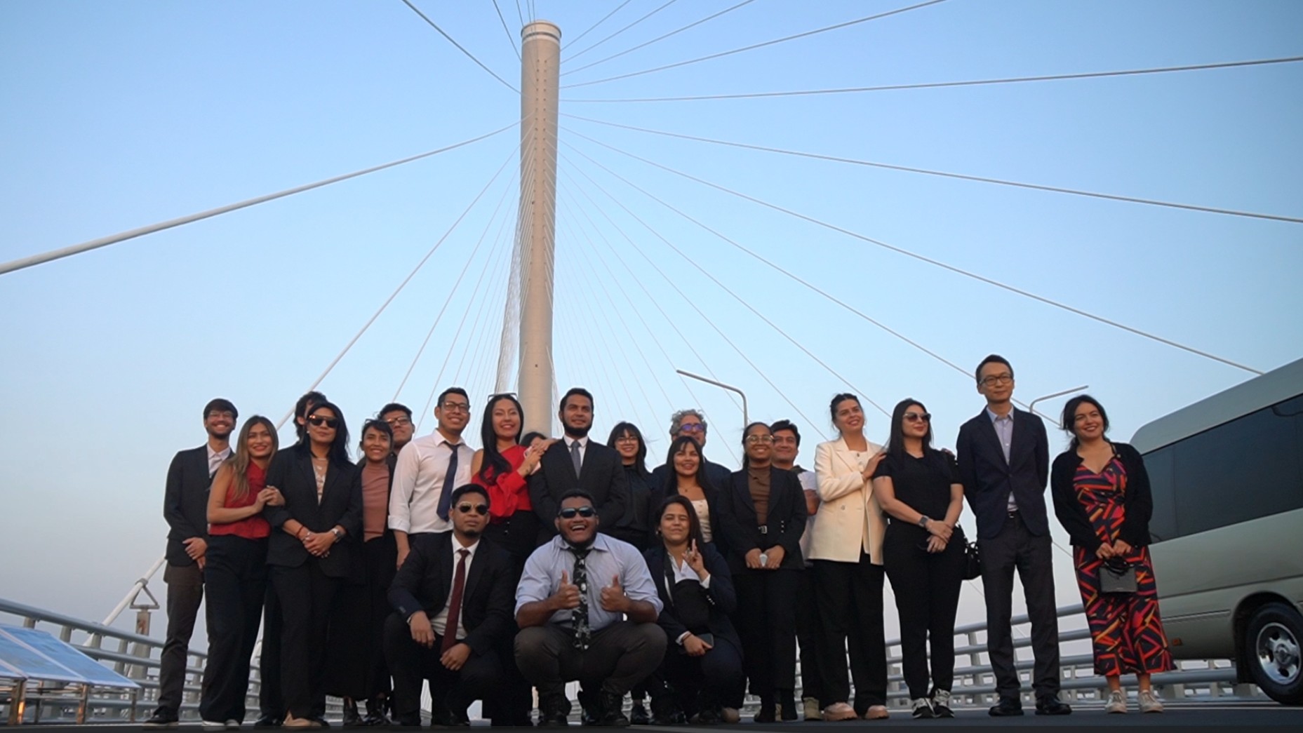 Latin American journalists walk on Huangmaohai Link and praise China's infrastructure