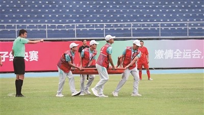 十五运会群众七人制男子足球赛上 “小海豚”志愿者跃动绿茵场