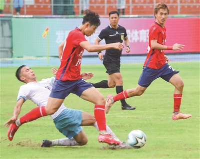 5月29日，在十五运会群众比赛足球项目（七人制男子组）男子甲组冠军争夺战中，广东队与新疆生产建设兵团代表队球员展开激烈争抢。 佛山市新闻传媒中心记者周春摄　　