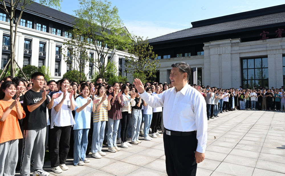 2022年6月8日，习近平总书记来到四川宜宾学院考察。新华社记者 李学仁 摄
