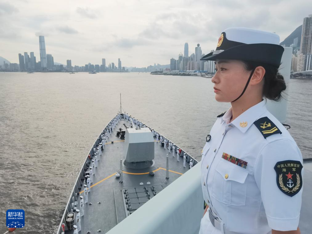 7月3日，中国海军山东舰航母编队抵达香港。这是分区列队的湛江舰官兵。新华社发（李唐 摄）