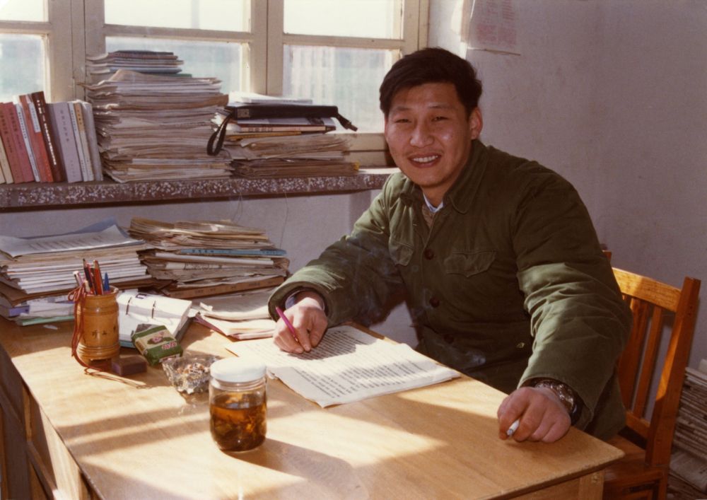 这是1983年，在河北正定办公室里的习近平。