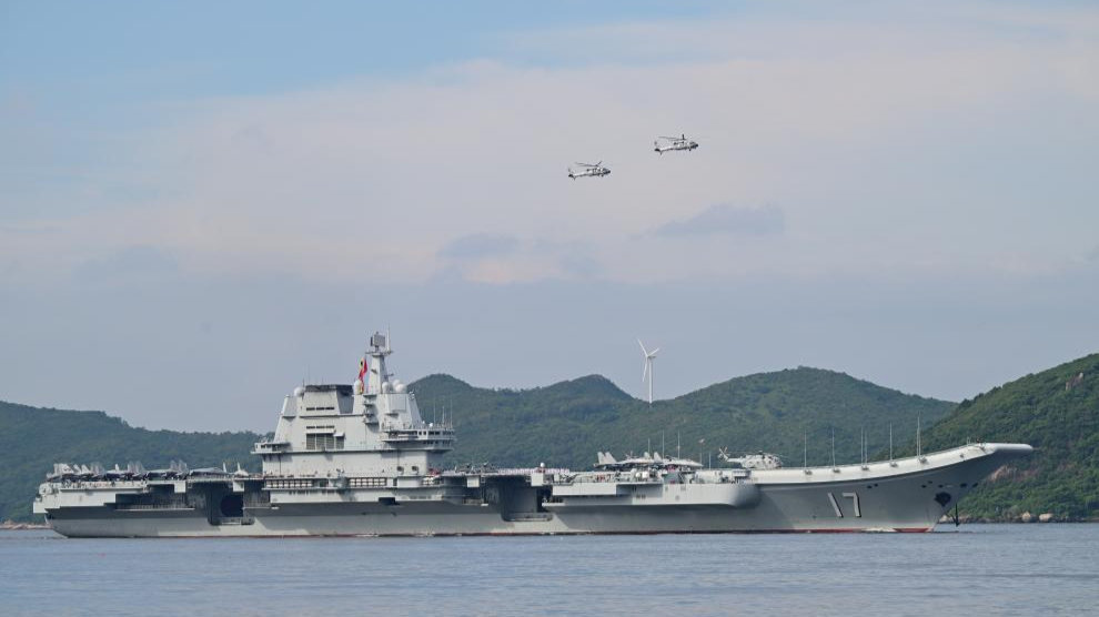 海军山东舰航母编队抵达香港
