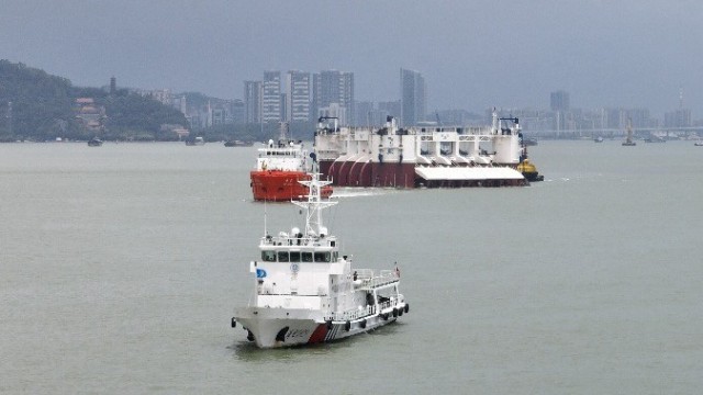 图为“南鲲”波浪能发电平台出港实验
