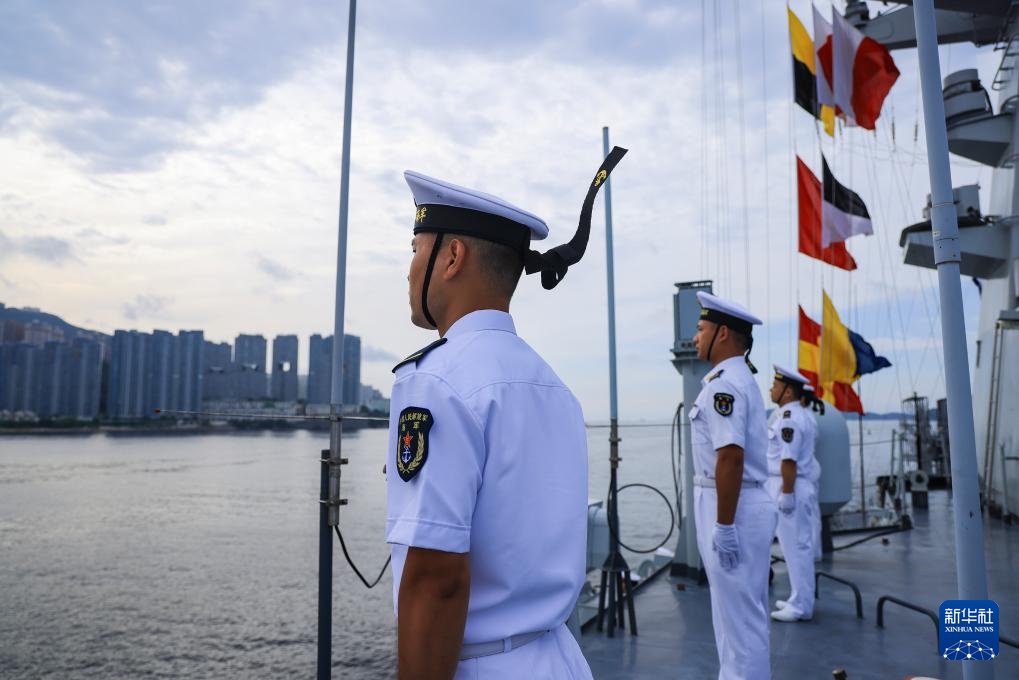 7月3日，中国海军山东舰航母编队抵达香港。这是分区列队的湛江舰官兵。新华社发（冯丽 摄）