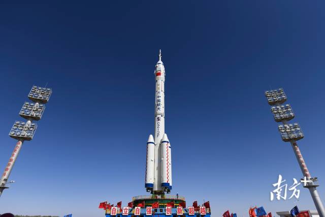 整装待发的长征二号F遥十四运载火箭。