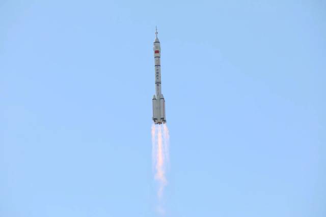 搭载神舟十四号载人飞船的长征二号F遥十四运载火箭，在酒泉卫星发射中心点火发射。酒泉卫星发射中心 庞瑞宏 钱国龙