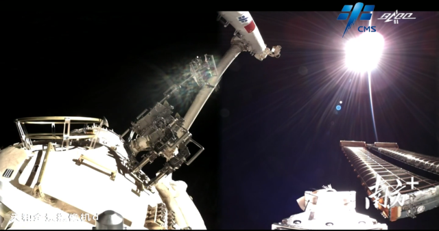 天和核心舱的机械臂在工作中。