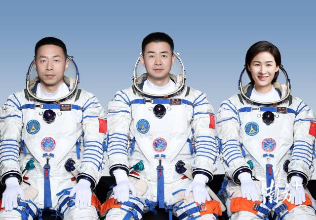 陈冬（中）、刘洋（右）、蔡旭哲。新华社发