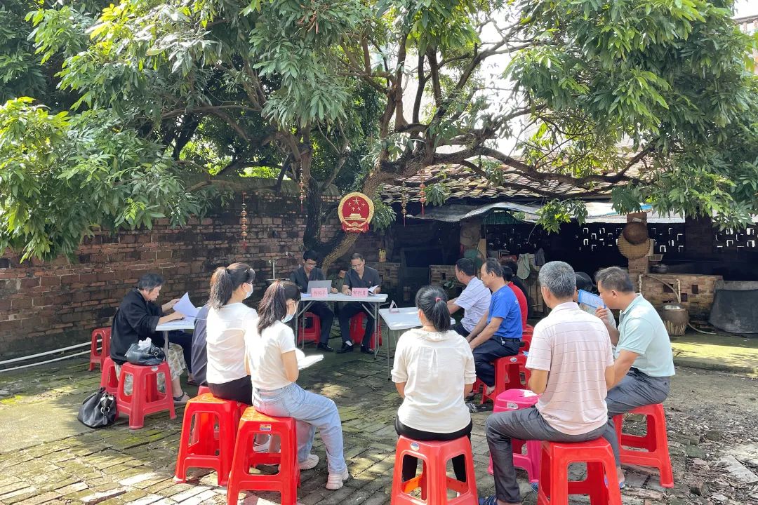 在茂名,基层法庭邀请派出所、司法所到群众家门口开展巡回审判,促成调解。