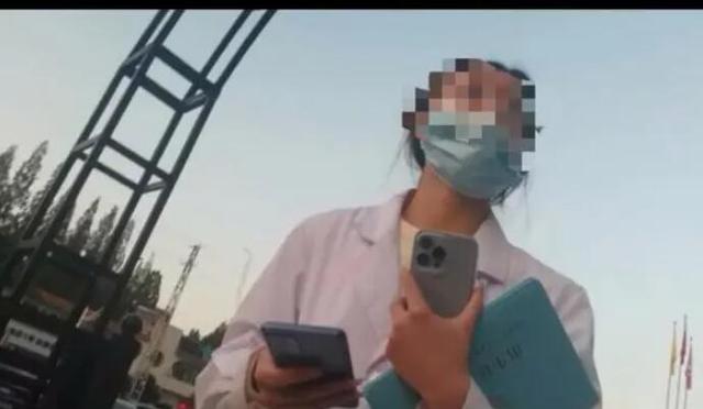 健桥医院工作人员示意一手交钱一手交证。受访者供图