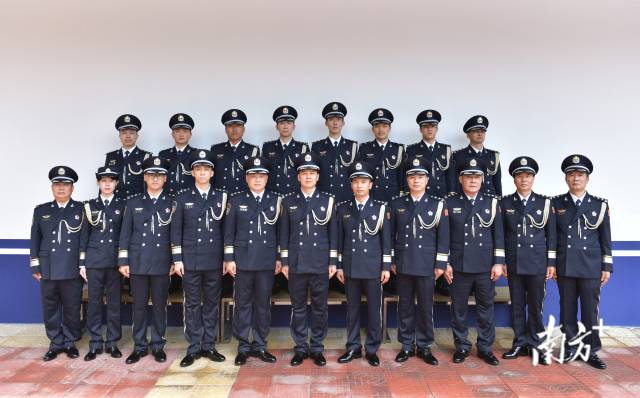 睦洲派出所全体民警合影。