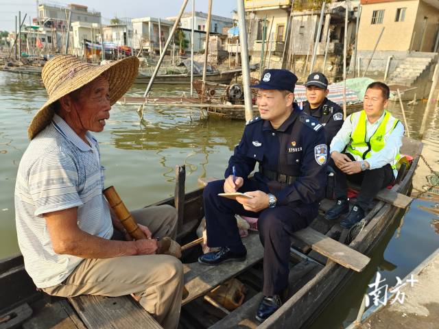 民辅警和义警登上渔船,倾听群众诉求。
