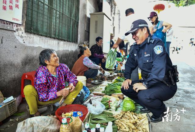 李健祥(右)已经成为石板沙村无人不识的“红人”。