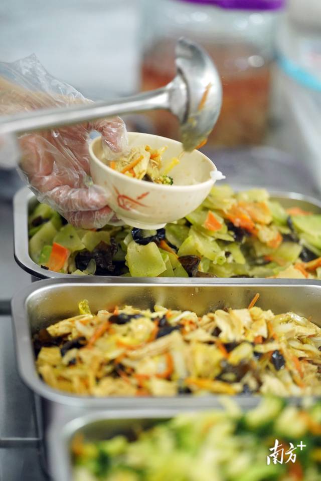 免费素食午餐虽是家常菜，但新鲜现做。