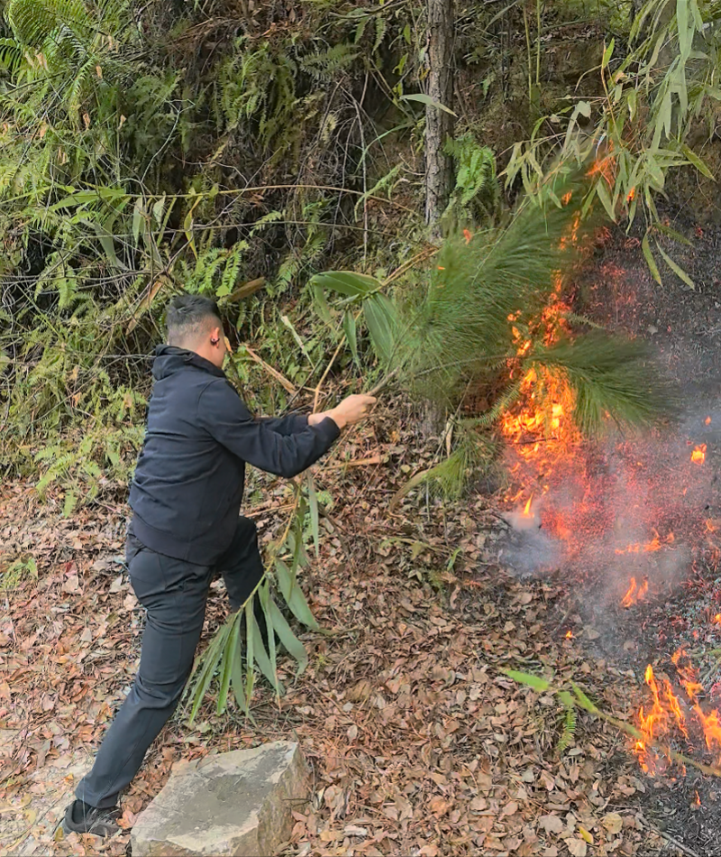 赵建军在扑灭山火。