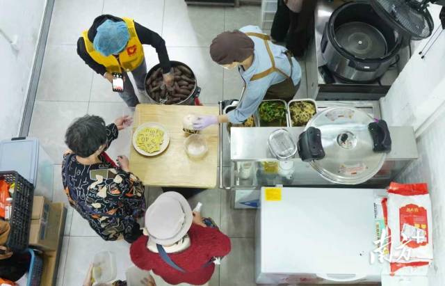 “爱助食堂”运营3年来坚持提供免费午餐。