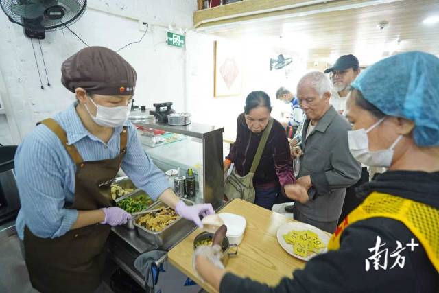 食堂为老人们提供免费午餐。