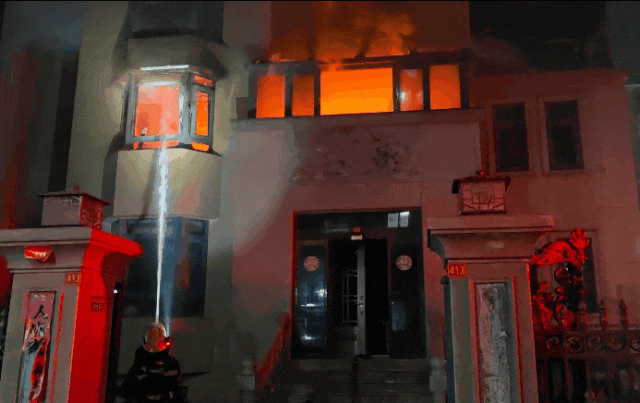 消防员从外部出水遏制火势。图源:泰州消防