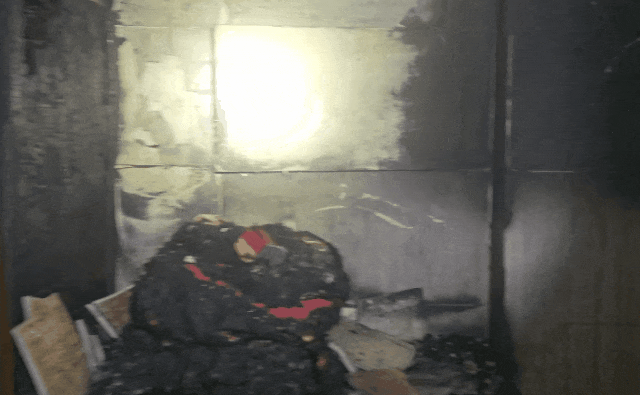 消防员对现场进行仔细检查。图源:泰州消防