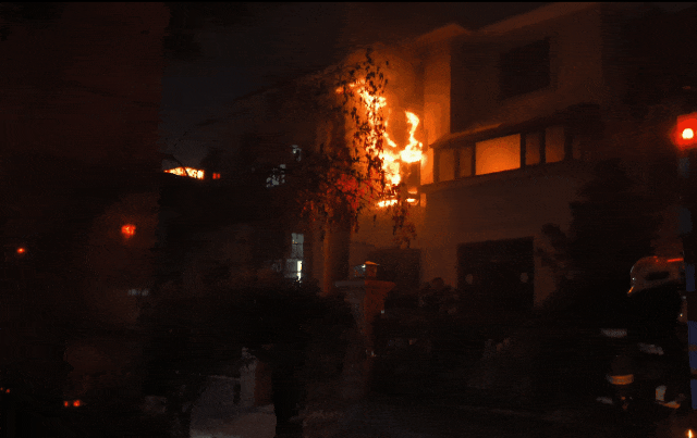 火焰正从窗户涌出。图源:泰州消防