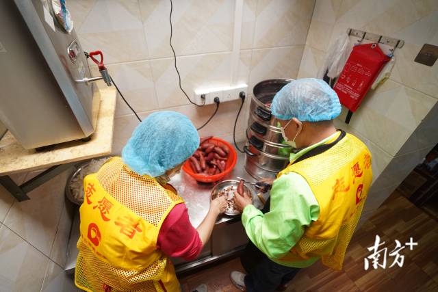 志愿者们主动过来食堂帮忙。