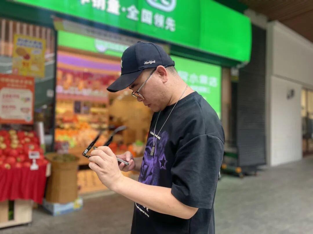 2025年9月,赛博奇在试戴一款最新的AI 科技眼镜 图/南方人物周刊记者 韩茹雪