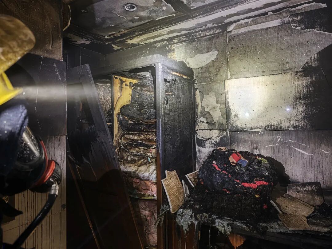 被烧毁的家具、杂物。图源:泰州消防