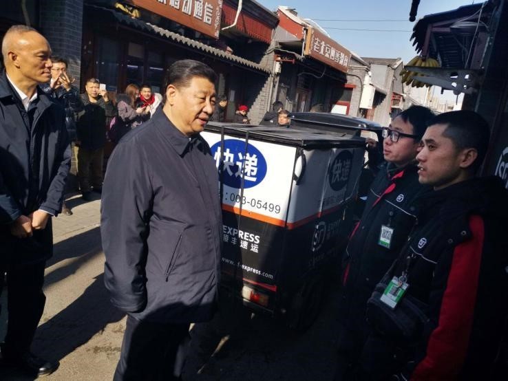 2019年2月1日，习近平总书记在北京看望慰问基层干部群众，考察北京冬奥会、冬残奥会筹办工作。总书记在结束前门东区看望慰问乘车返回途中，临时下车来到前门石头胡同的快递服务点，看望仍在工作的“快递小哥”。新华社发