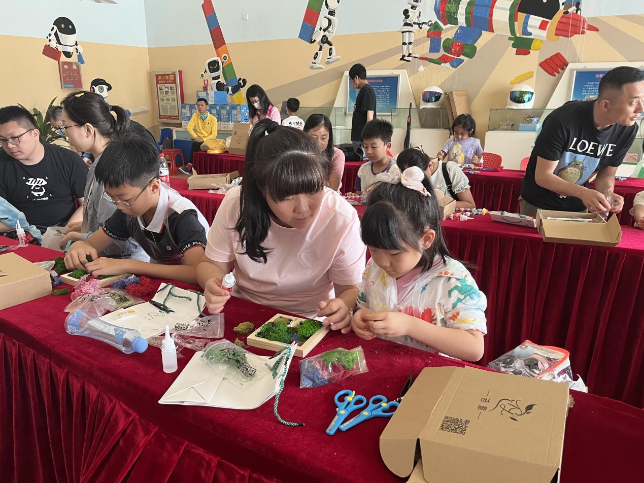 亲子家庭参加“植物王国”沙龙活动