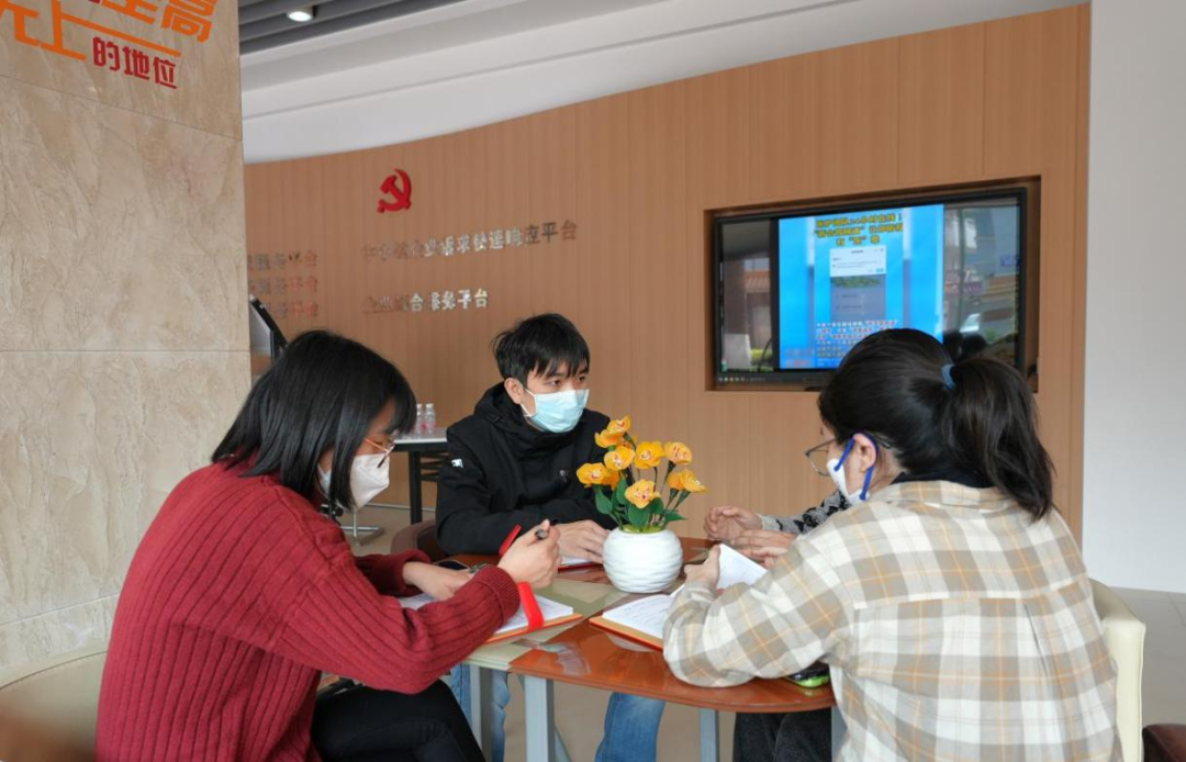 江门市新会区综治中心工作人员正在详细了解群众诉求。