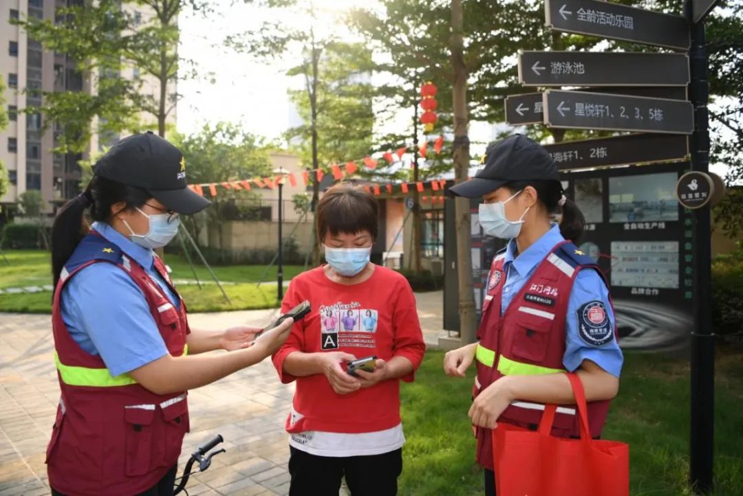 江门市江海区网格员为群众服务。