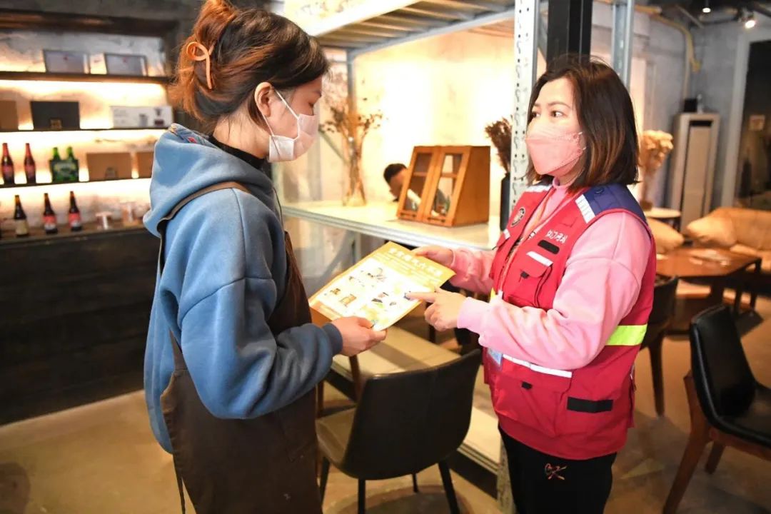 江门市蓬江区网格员进行安全宣传。