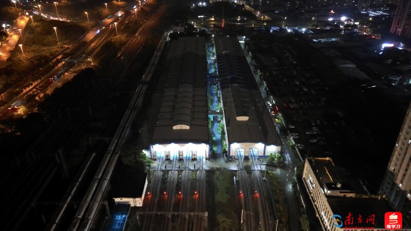 灯火通明的广州东动车运用所检修库（图/沈思玩 唐尊富）
