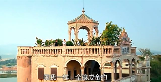 位于开平的铭石楼作为《让子弹飞》中黄四郎（周润发饰）的家，图为黄四郎站在铭石楼的露台上。