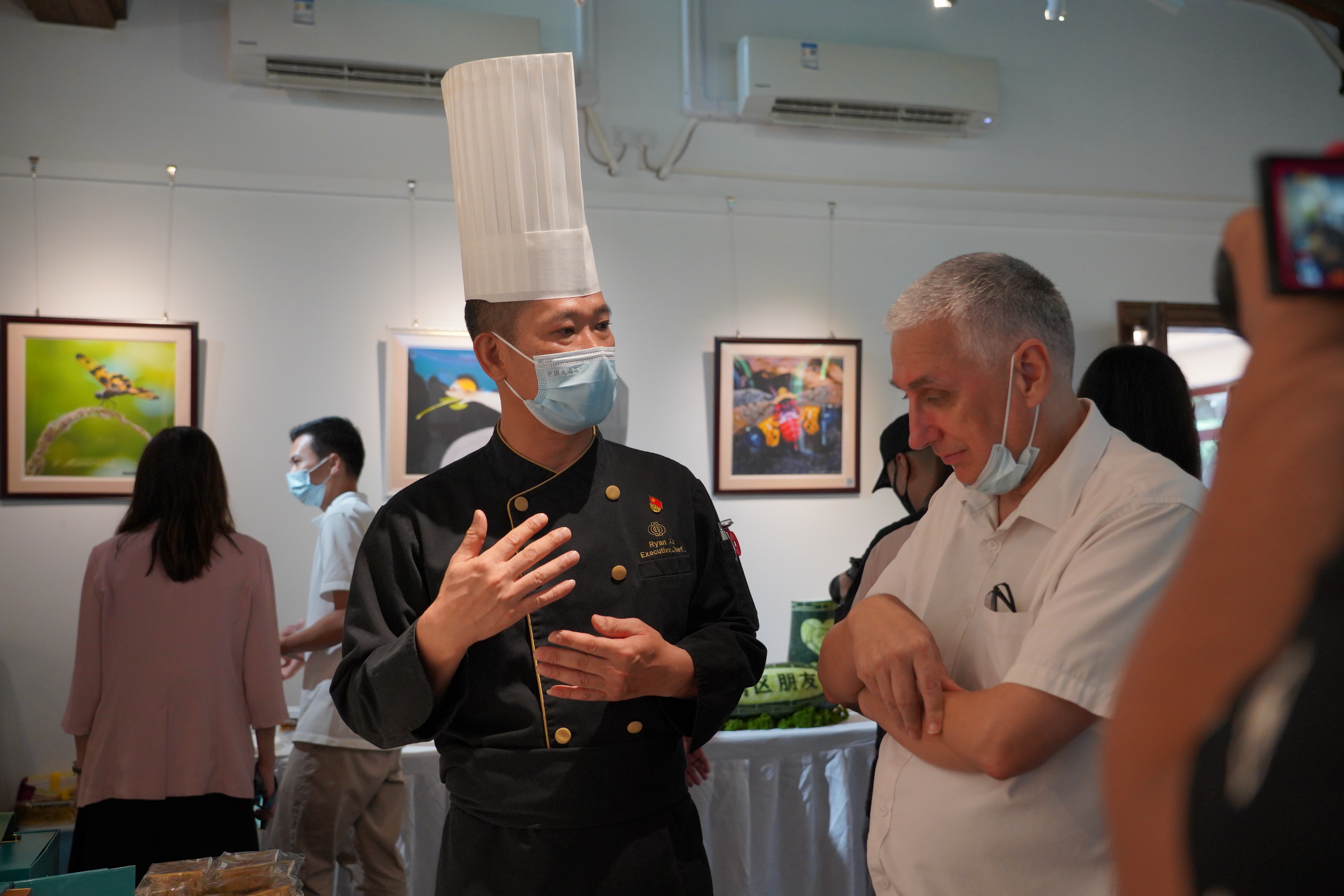 Expats celebrate Mid-Autumn Festival with Cantonese chefs in Guangzhou
