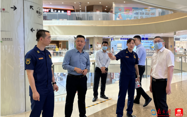 检查组在商业综合体进行实地检查