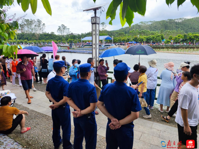 消防救援人员在高流河千年古墟集市执勤