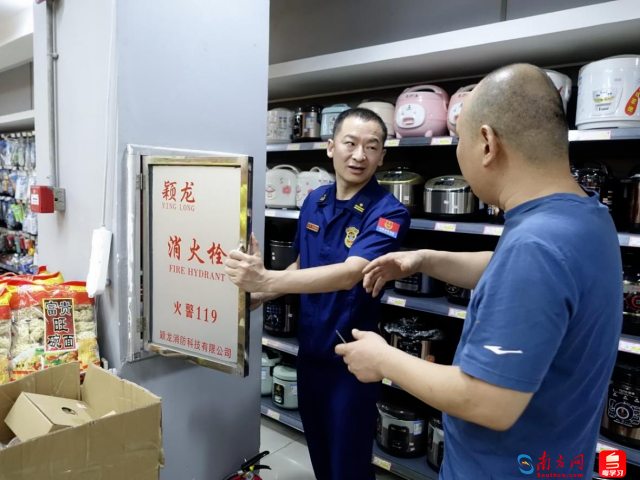 检查组深入超市开展检查