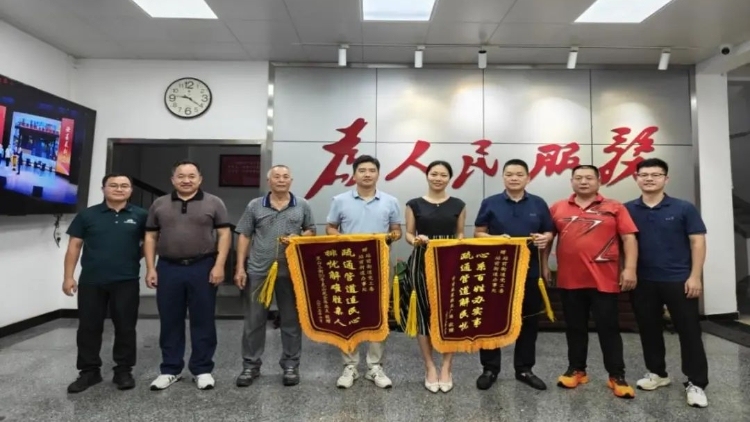 有效解决内涝问题，居民送锦旗表感谢