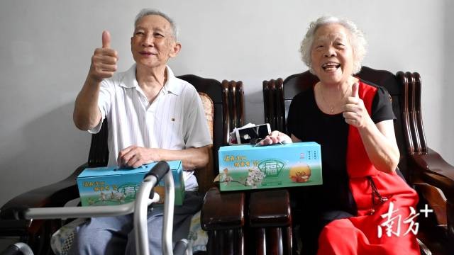 Guangdong's Qingyuan gifts crystal pears to seniors for three consecutive years