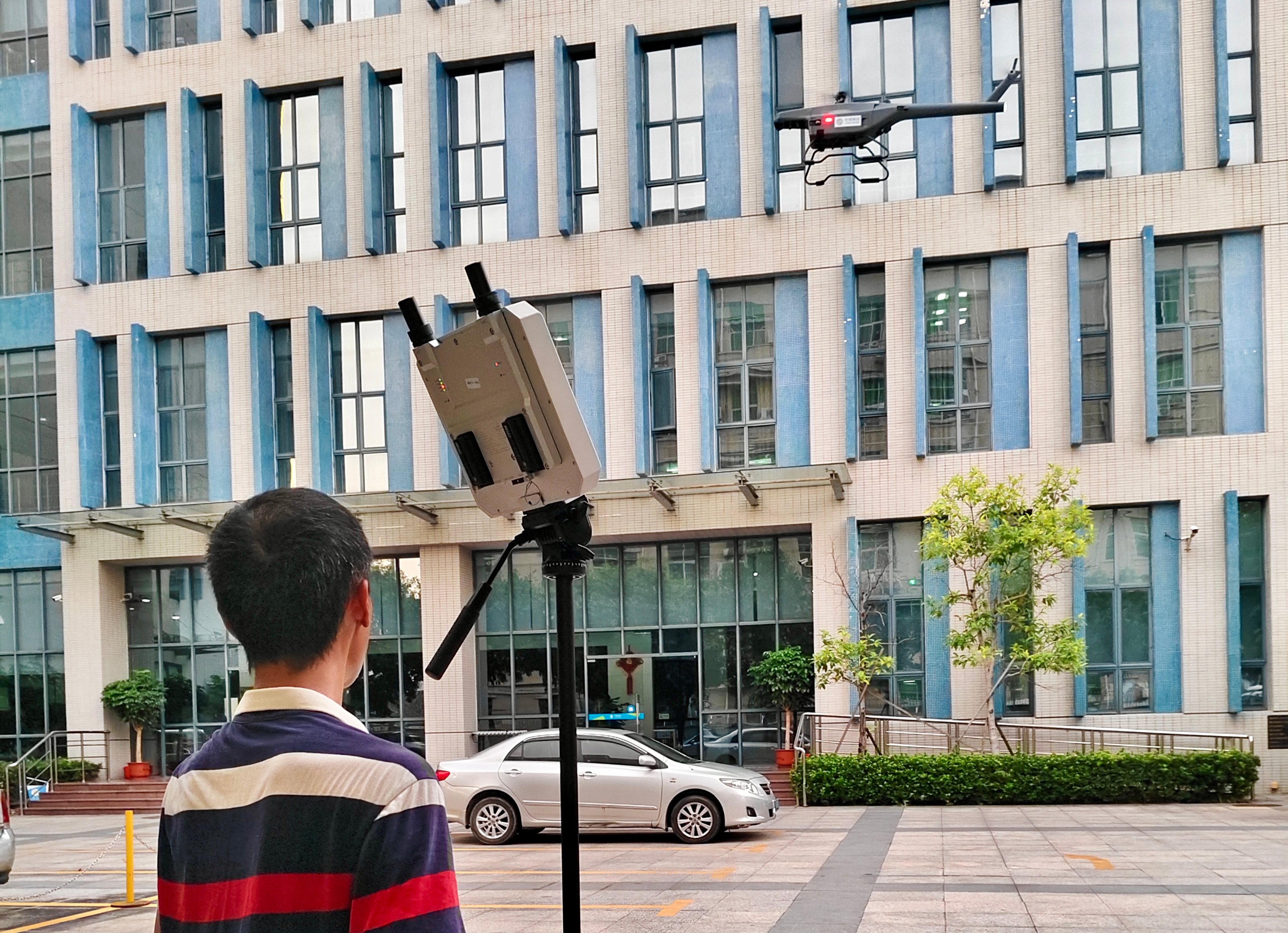 保障人员正在进行无人机基站调测。通讯员供图。