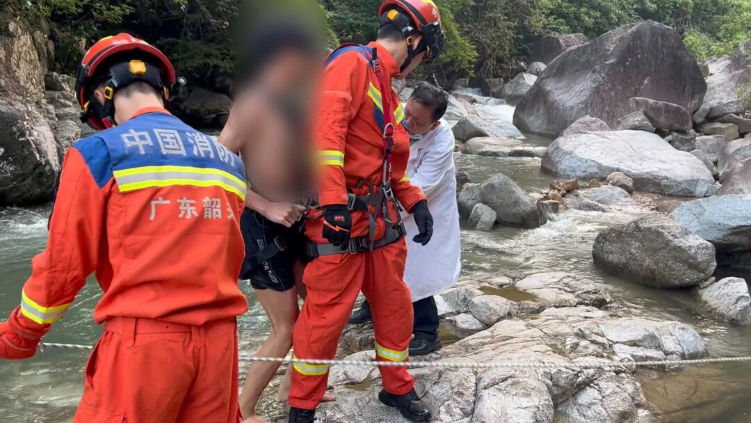 危险！三人结伴河边游玩，一人失足坠入瀑布下游