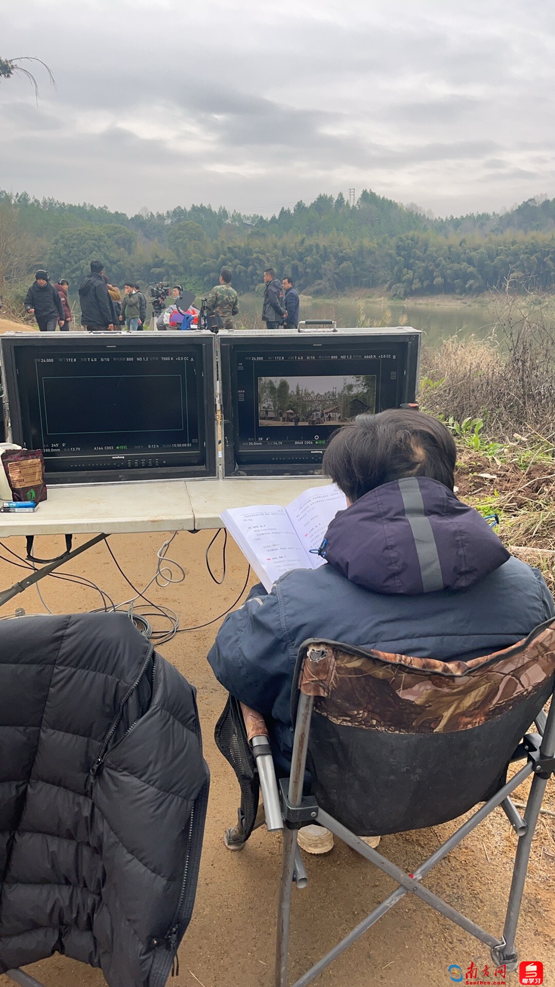 片场，导演甘小二看演员表演