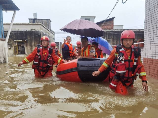 6月21日，在广东韶关市曲江区樟市镇铁厂村，消防救援人员转移被困群众。新华社发