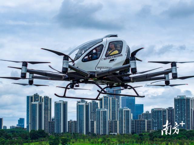 广东广州，亿航智能的EH216-S智能自动驾驶飞行器在黄埔知识城九龙湖广场进行载人飞行演示。EH216-S成为全球首个获得适航“三大通行证”的载人无人驾驶eVTOL（电动垂直起降）航空器。
